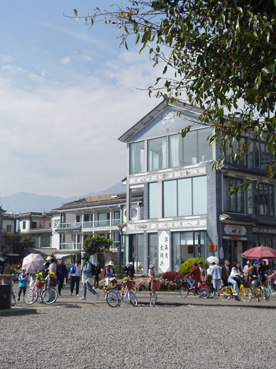 磻溪村S湾游客熙熙攘攘。马小然摄