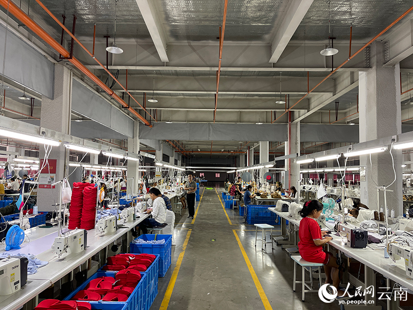 云南爱洲帽业有限公司的生产车间。人民网记者 程浩摄