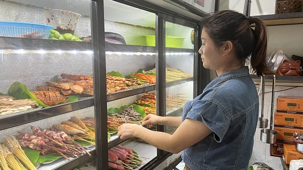 正在烤制的石屏豆腐。戴慧雯摄
