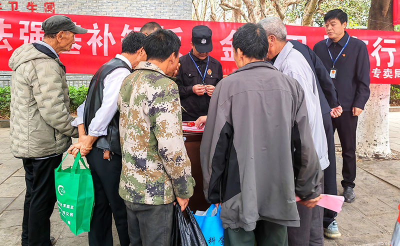 工作人員進行普法宣傳。