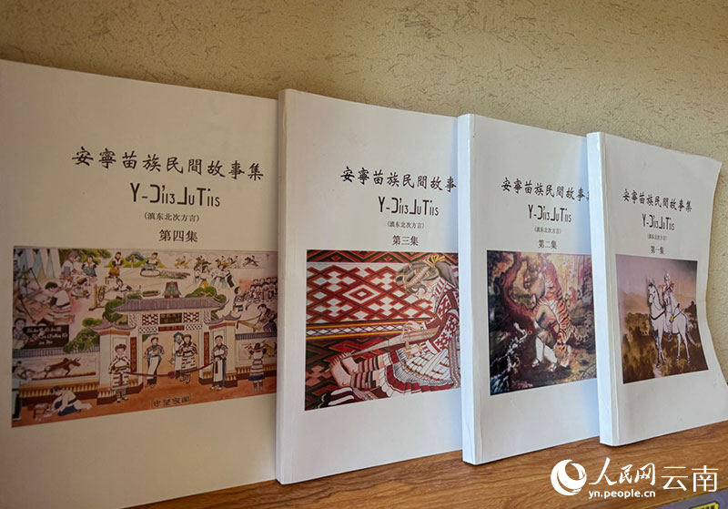 退休后朱文光编辑的书籍。人民网记者 蔡树菁摄