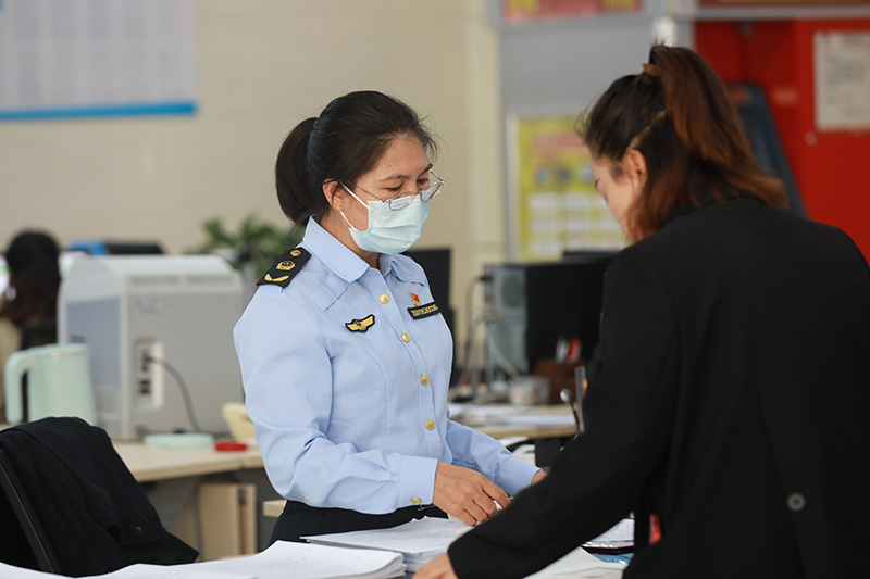 工作人员办理审批业务。