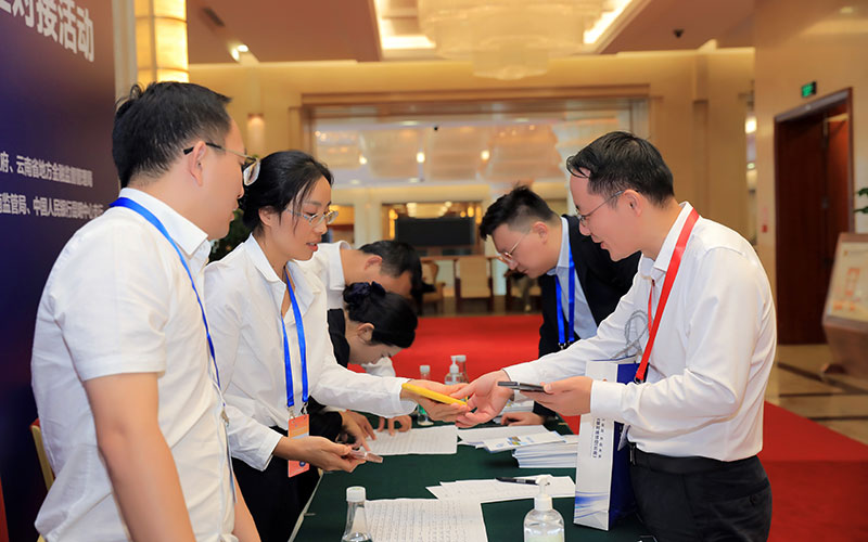 今年9月3日，云南省工业和信息化厅党员干部接待参加2023中国产业转移发展对接活动（云南）的来宾。云南省工业和信息化厅供图