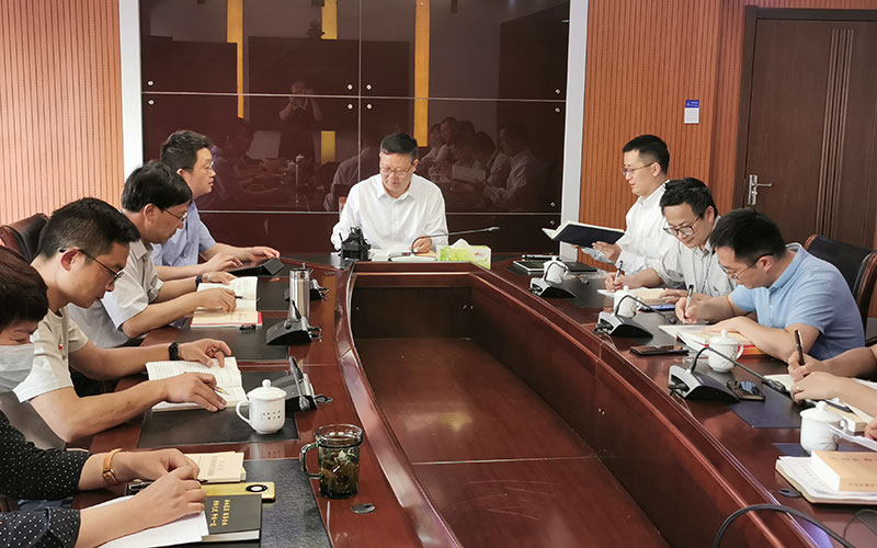 今年5月10日，云南省工业和信息化厅党组书记、厅长寇杰（中）参加主题教育读书班活动。云南省工业和信息化厅供图