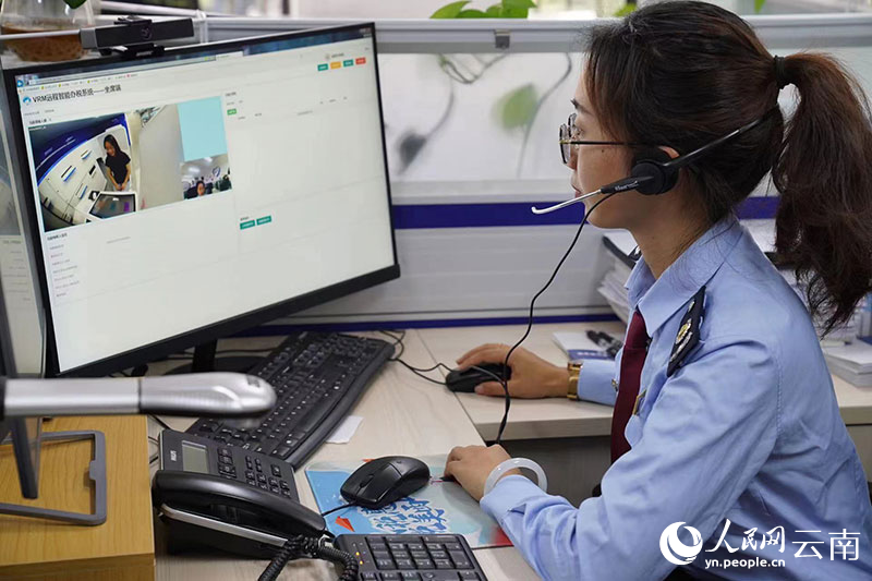 雲南省稅務部門工作人員正通過電話遠程對納稅人進行服務。樊響-攝