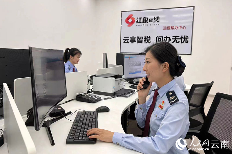 雲南省稅務部門工作人員正通過電話遠程對納稅人進行服務。樊響-攝