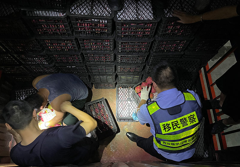 大開河檢查站民警們對可疑貨車進行檢查。 西雙版納邊境管理支隊供圖
