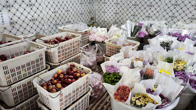 开远市电子商务公共服务中心冷库里的鲜切花和农产品。张兴摄