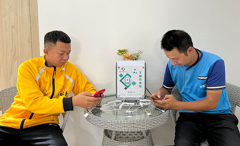 快递小哥在中心内充电休息。