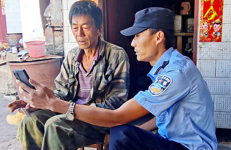 楚雄公安民警开展反诈宣传。