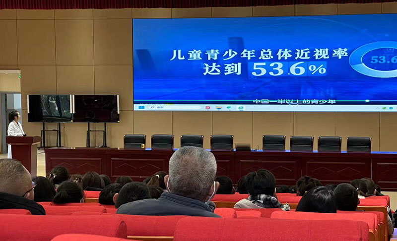 家长、老师们观看《眼睛的故事》