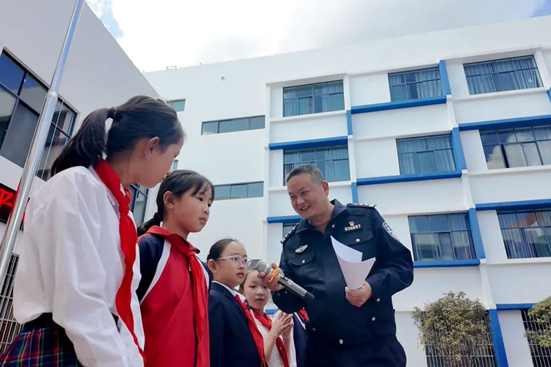 楚雄公安民警开展反诈宣传。