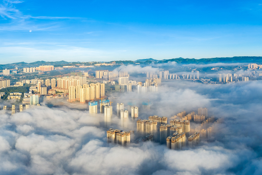 雲南鎮雄現唯美晨曦，雲霧彌漫如夢似幻。王國攝