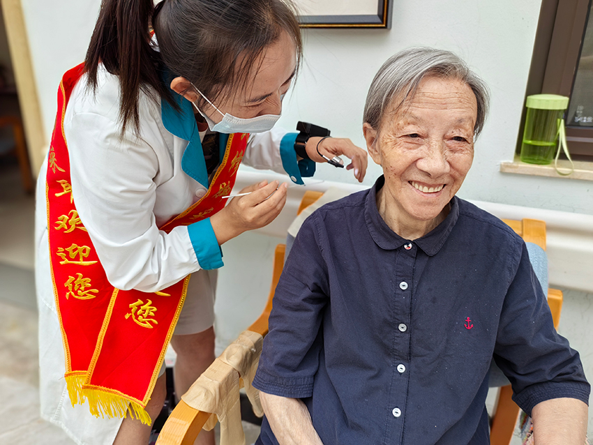 官渡區養老綜合服務示范中心的醫護人員為老年人做健康體檢。受訪者供圖