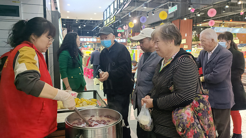 市民在某超市有序领取免费爱心早餐。杨瑞雪摄