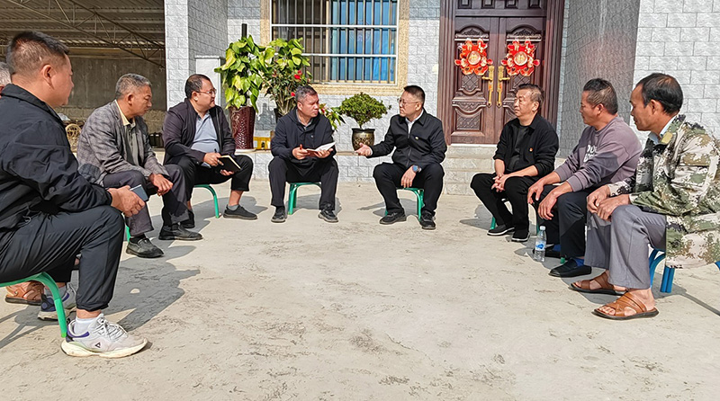 人大代表到灵泉街道城干村委会路脚村民小组听取群众意见建议。杨林摄