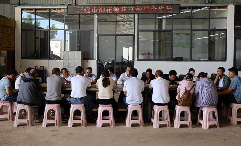 市人大常委会在羊街乡红土村委会召开“代表议事长桌会”-。杨丹摄
