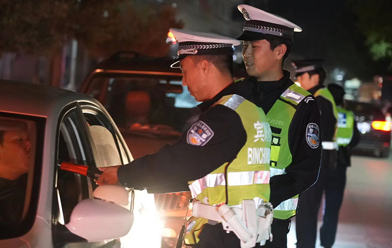 民警進行路檢路查。