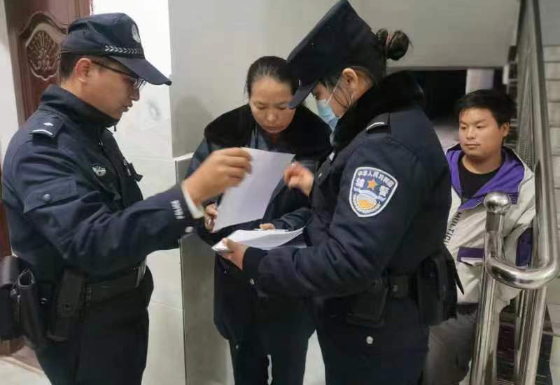 民警對企業從業人員進行“三查四告之”。