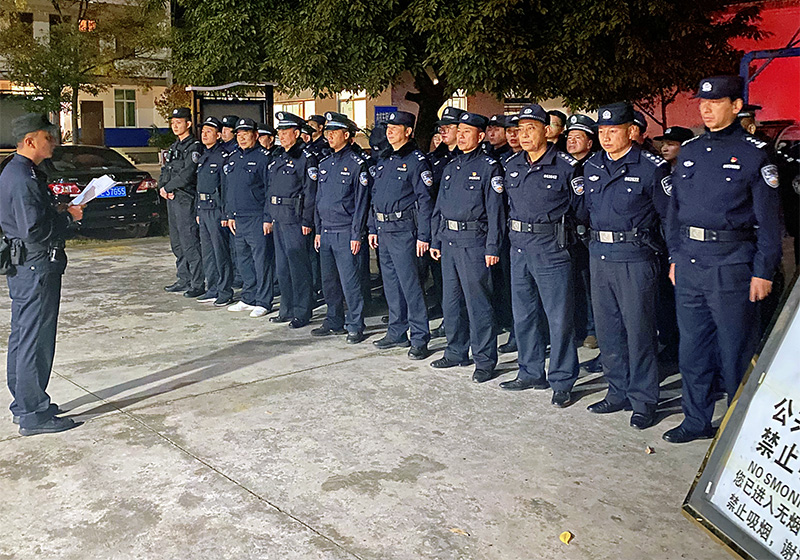 民警進行任務部署和動員講話。