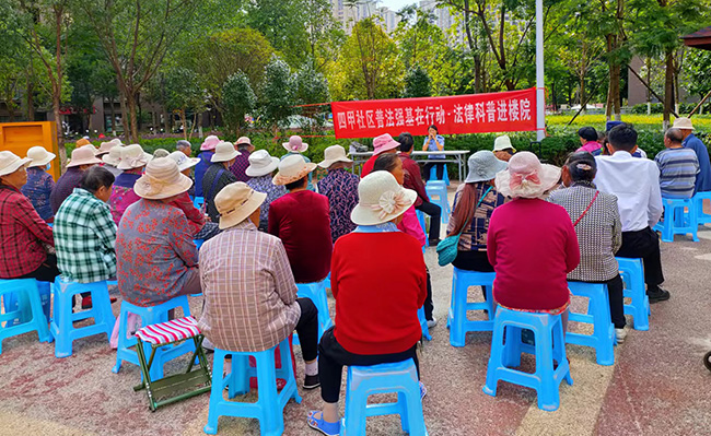 四甲社區法律科普宣傳活動進樓院。官渡區融媒體中心供圖