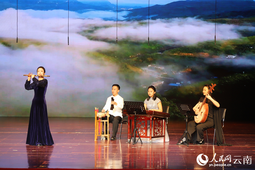 “2023中国民族音乐传承日”开幕式音乐会在云南省曲靖市举行，冯天石带来笛子独奏《秦川情》。人民网记者 李发兴摄