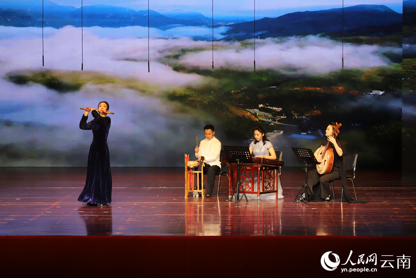 “2023中国民族音乐传承日”开幕式音乐会在云南省曲靖市举行，冯天石带来笛子独奏《秦川情》。人民网记者 李发兴摄