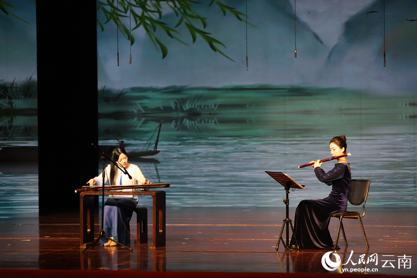 “2023中國民族音樂傳承日”開幕式音樂會在雲南省曲靖市舉行，高欣然、馮天石合奏《漁歌》。人民網記者 李發興攝