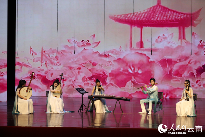 “2023中国民族音乐传承日”开幕式音乐会在云南省曲靖市举行，“和雅乐坊”室内乐团带来《青梅煮酒》。 人民网记者 李发兴摄