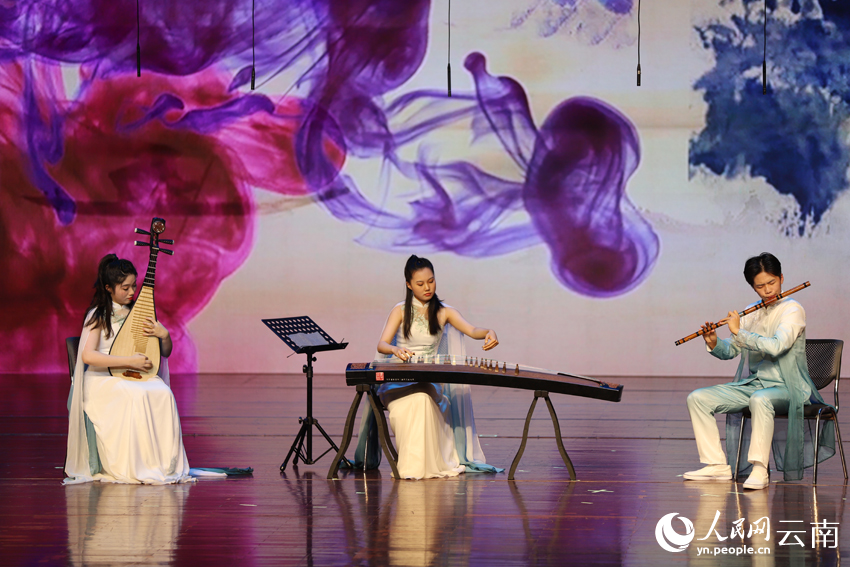 “2023中国民族音乐传承日”开幕式音乐会在云南省曲靖市举行，“和雅乐坊”室内乐团带来《青梅煮酒》。 人民网记者 李发兴摄