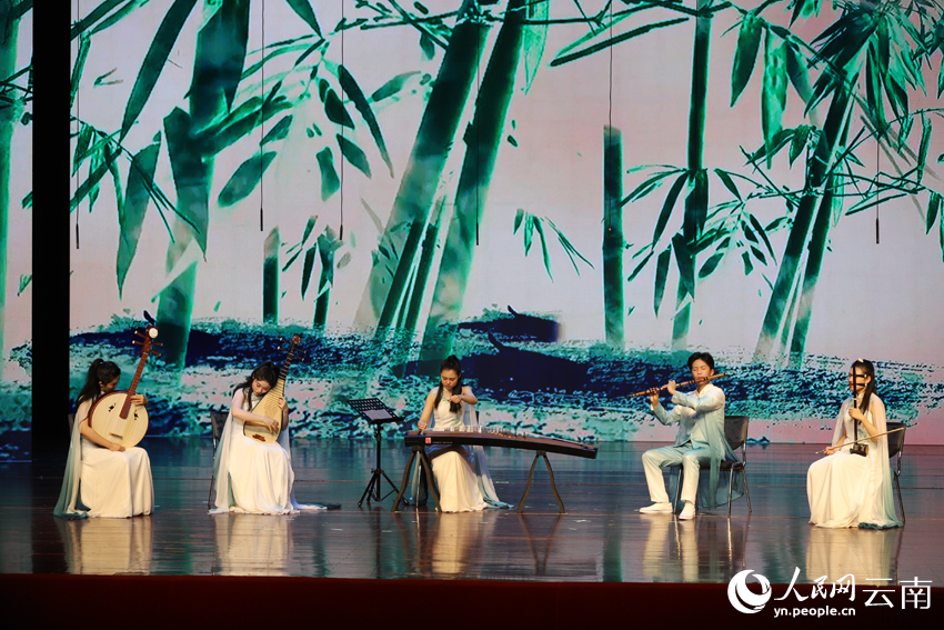 “2023中国民族音乐传承日”开幕式音乐会在云南省曲靖市举行，“和雅乐坊”室内乐团带来《青梅煮酒》。 人民网记者 李发兴摄