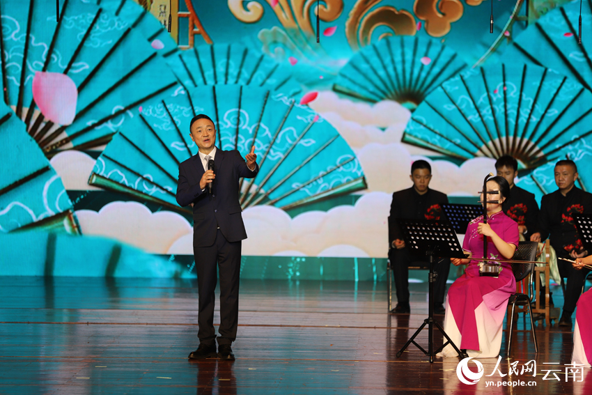 “2023中国民族音乐传承日”开幕式音乐会在云南省曲靖市举行，《采茶人儿喜盈盈》演出现场。 人民网记者 李发兴摄