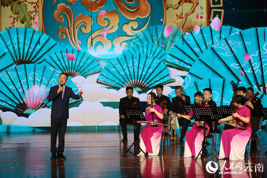 “2023中国民族音乐传承日”开幕式音乐会在云南省曲靖市举行，《采茶人儿喜盈盈》演出现场。 人民网记者 李发兴摄