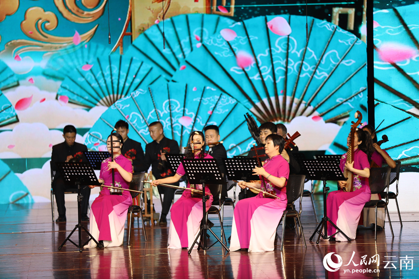 “2023中国民族音乐传承日”开幕式音乐会在云南省曲靖市举行，《采茶人儿喜盈盈》演出现场。 人民网记者 李发兴摄