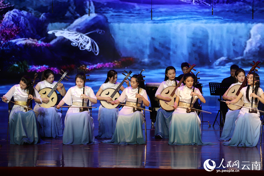 “2023中國民族音樂傳承日”開幕式音樂會在雲南省曲靖市舉行，《小河淌水》演出現場。 人民網記者 李發興攝