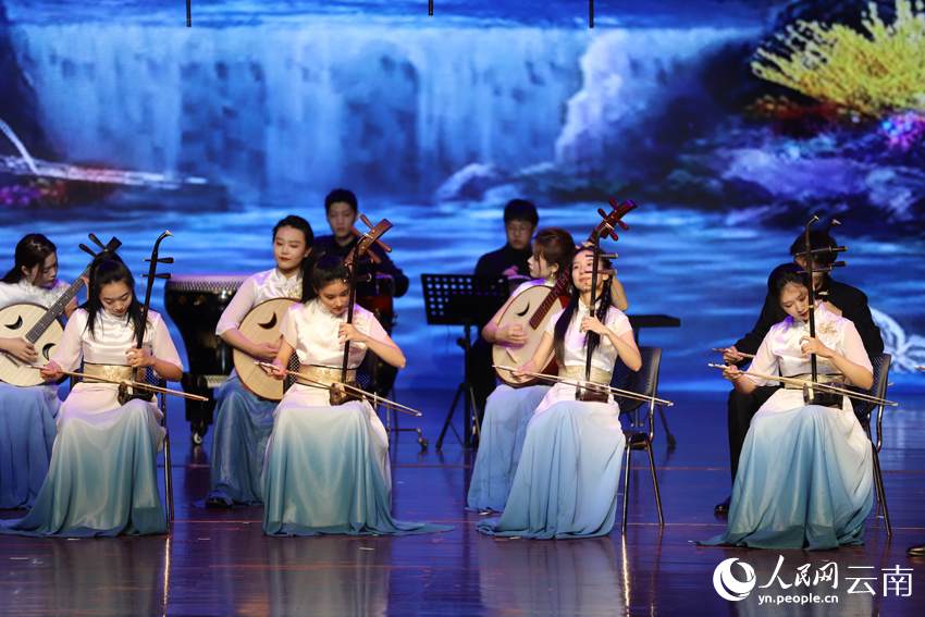 “2023中國民族音樂傳承日”開幕式音樂會在雲南省曲靖市舉行，《小河淌水》演出現場。 人民網記者 李發興攝