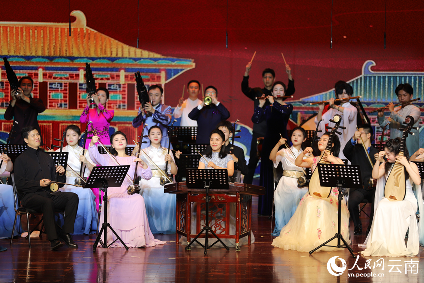 “2023中国民族音乐传承日”开幕式音乐会在云南省曲靖市举行，《金蛇狂舞》演出现场。 人民网记者 李发兴摄
