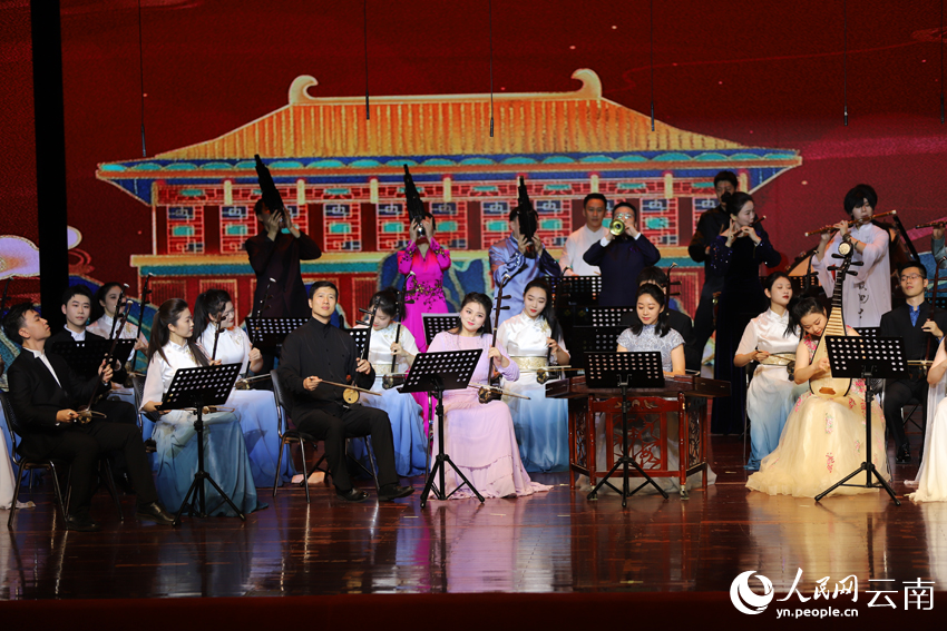 “2023中国民族音乐传承日”开幕式音乐会在云南省曲靖市举行，《金蛇狂舞》演出现场。 人民网记者 李发兴摄