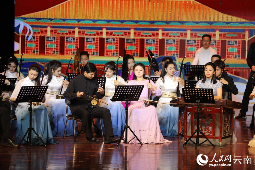 “2023中国民族音乐传承日”开幕式音乐会在云南省曲靖市举行，《金蛇狂舞》演出现场。 人民网记者 李发兴摄