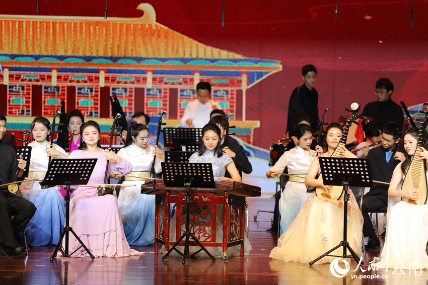 “2023中国民族音乐传承日”开幕式音乐会在云南省曲靖市举行，《金蛇狂舞》演出现场。 人民网记者 李发兴摄