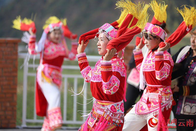 【1】民間藝人們在表演彝族《確比舞》。人民網記者-李發興攝