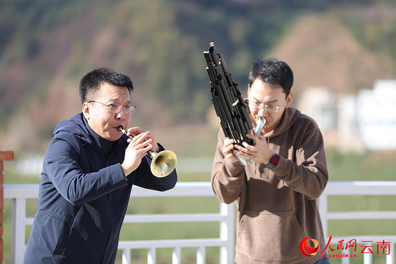 【3】唢呐演奏家、中央音乐学院教授石海彬（右）演奏《欢庆》。人民网记者 李发兴摄