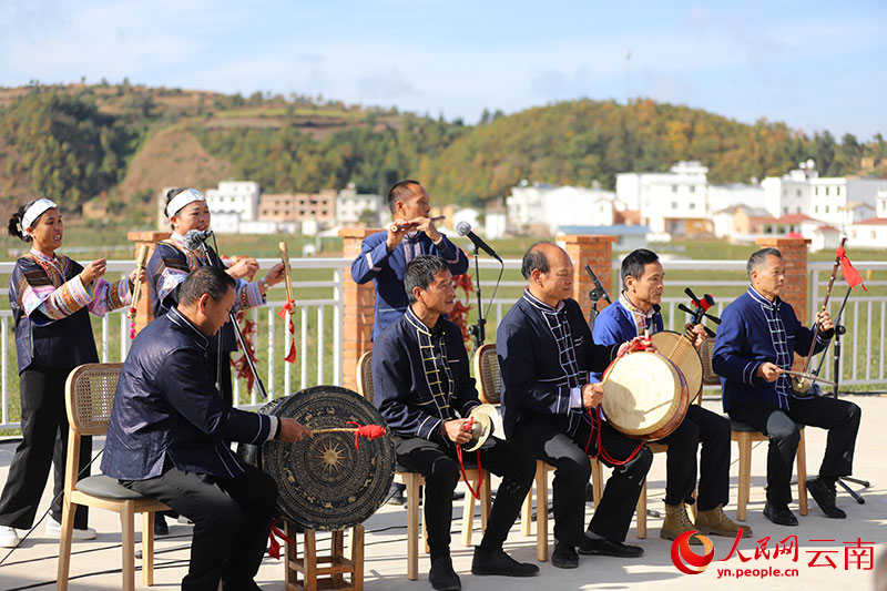 【5】布依族八音民间艺人在表演《贺喜堂》。人民网记者 李发兴摄