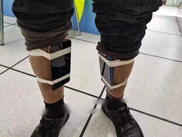 孙某将手机绑在腿上。昆明市公安局供图