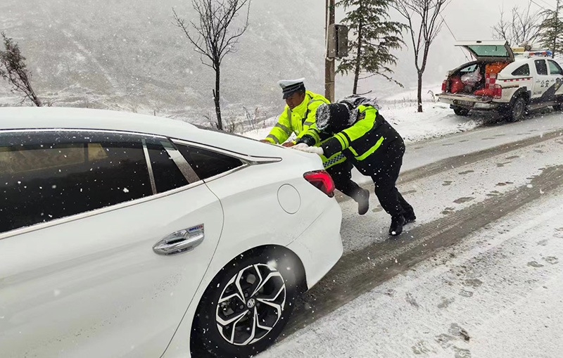 香格里拉民警全力以赴投入到清积雪、保安全、保畅通工作中。香格里拉市融媒体中心供图