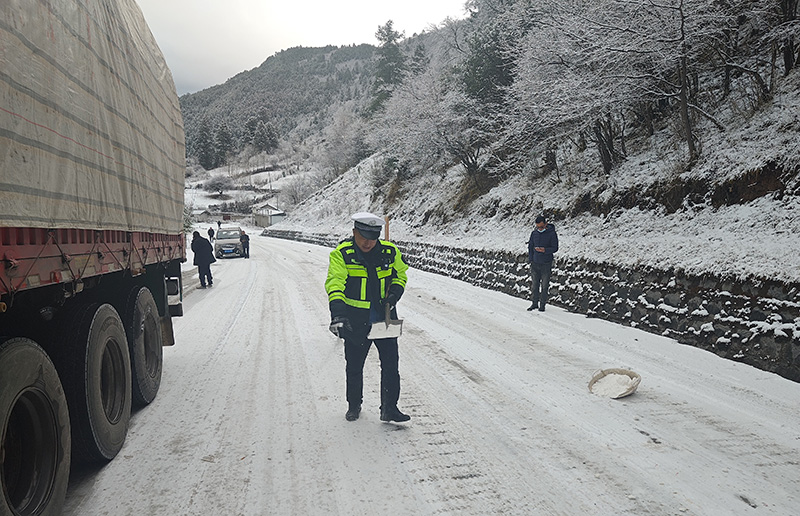 香格里拉民警全力以赴投入到清积雪、保安全、保畅通工作中。香格里拉市融媒体中心供图