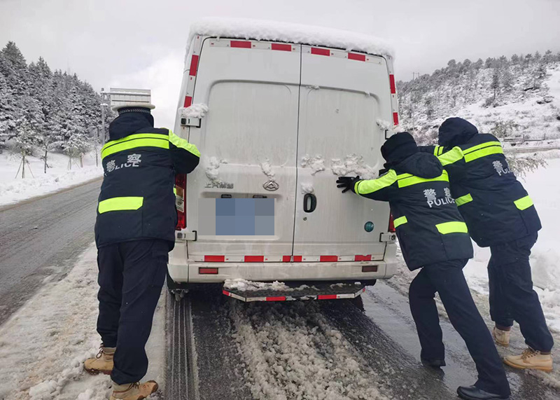 香格里拉民警全力以赴投入到清积雪、保安全、保畅通工作中。香格里拉市融媒体中心供图