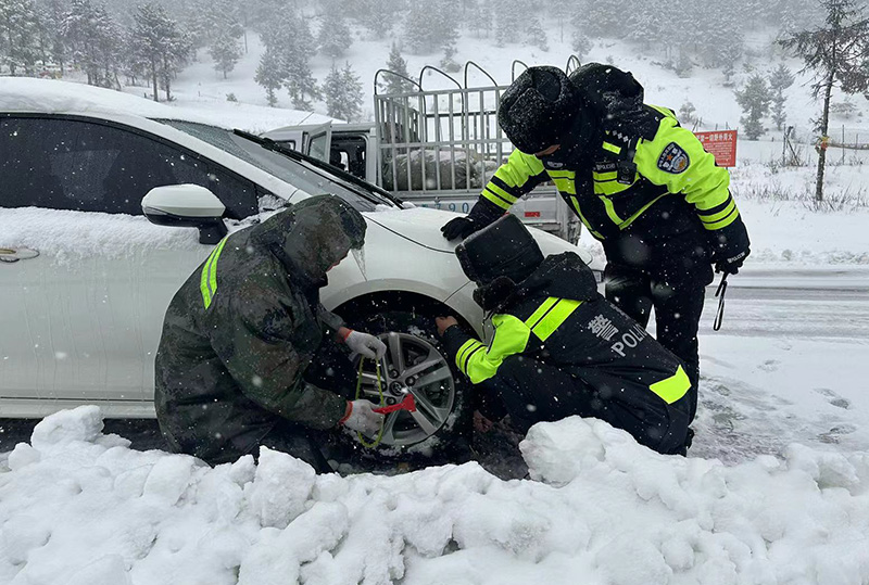 香格里拉民警全力以赴投入到清积雪、保安全、保畅通工作中。香格里拉市融媒体中心供图