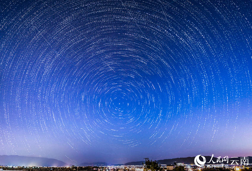 星軌和流星雨在洱海上空浪漫邂逅。王旭光攝