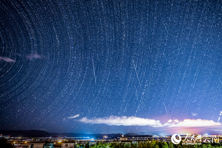星軌和流星雨在洱海上空浪漫邂逅。王旭光攝